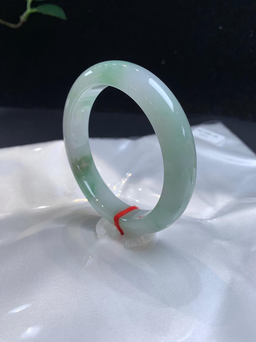 620047，53.2飘绿正圈手镯，种老、底妆细腻干净，润润的 商品图1