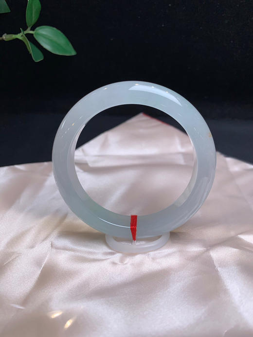 620051，55.5冰底正圈手镯，冰透纯净，种老有光感，一截带清新甜绿底，有颗特色洒金 商品图1