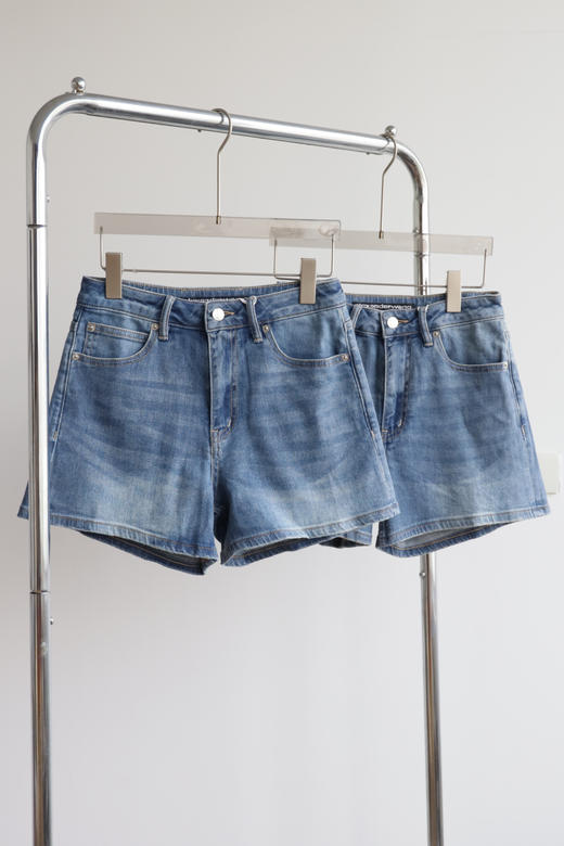 鸭梨山大 夏新款口袋铆钉皮标 女款弹力牛仔短裤 DK367 商品图0