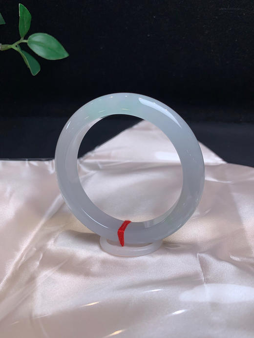 620050，55.7冰底手镯，冰透纯净，种老有光感，一截带清新甜绿底 商品图2