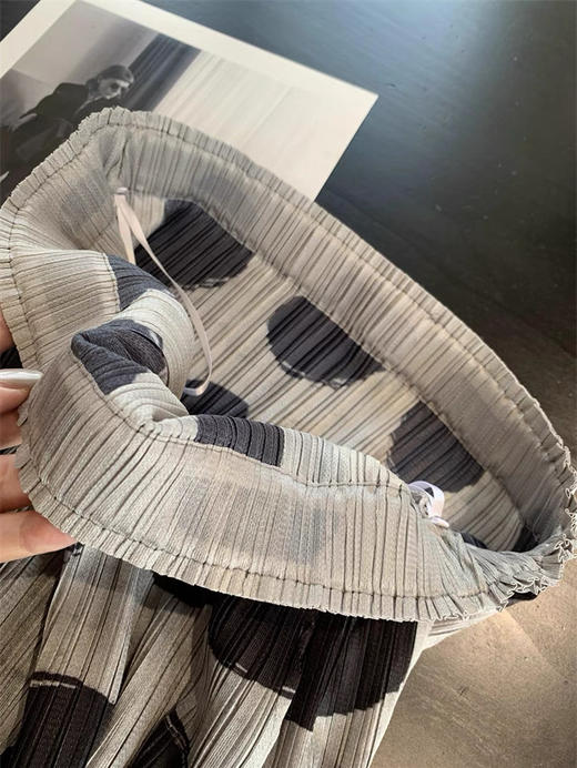 直发 柜上1800+三宅 气质波点半身裙中长款 褶皱花苞裙 商品图4