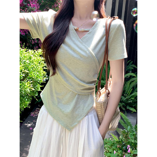 <曾小咸推荐>不规则绿色交叉v领收腰短袖T恤 商品图0