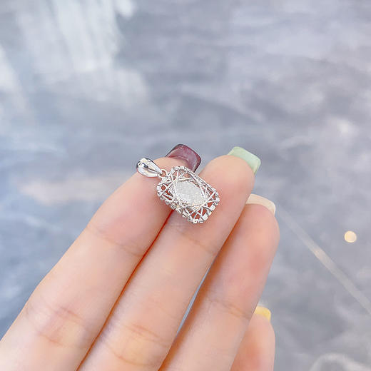 【限时8.8折】【线上铂金馆】PT950 #CNC #绕线 【国际铂金协会  精品】铂金镂空鱼鳞绕线极简几何方牌吊坠(BDZ00242)预售产品下单后不退款不退货不换货不补差价) 商品图4