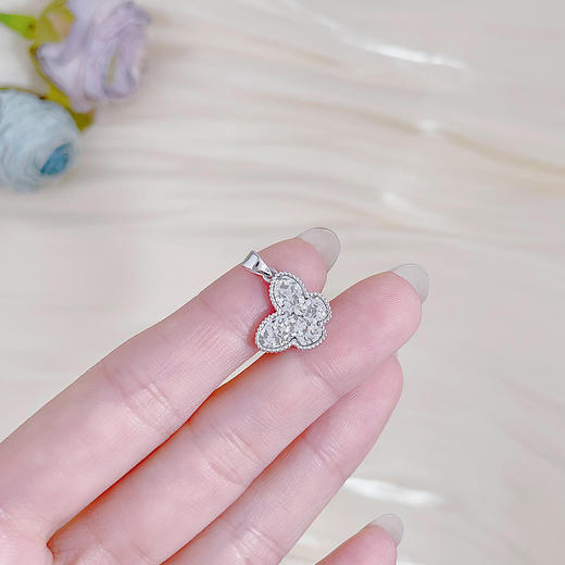 【限时8.8折】【线上铂金馆】PT950 #九紫离火 #碎碎冰  【国际铂金协会】铂金空心碎碎冰福运蝴蝶吊坠（不含链）(BDZ00170)预售产品下单后不退款不退货不换货不补差价) 商品图3