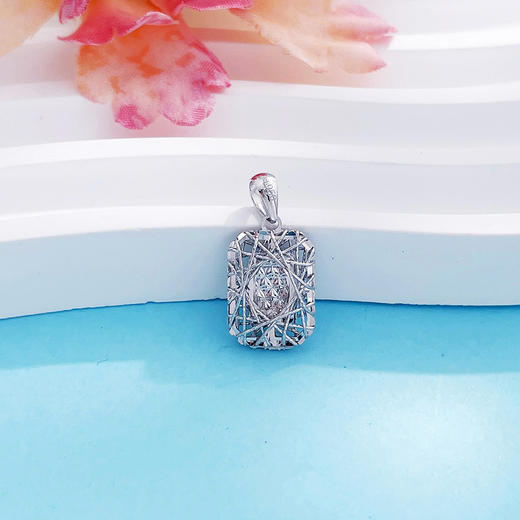 【限时8.8折】【线上铂金馆】PT950 #CNC #绕线 【国际铂金协会  精品】铂金镂空鱼鳞绕线极简几何方牌吊坠(BDZ00242)预售产品下单后不退款不退货不换货不补差价) 商品图1