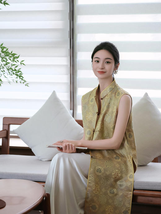 盛唐婧 |真丝宋锦花罗圆形花卉长马甲 商品图1