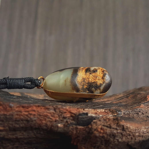 【天然正品】AU750黄金镶天然新疆籽料极油独籽随形和田玉吊坠项链41.9*21.9*20.7MM（皆取最大值）中性款现售价：2880！280325AH35 商品图5