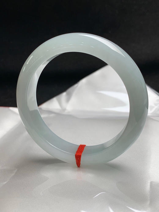 620067，55.2圈口，糯冰淡晴底正圈平安镯，底色清爽，水润细腻 商品图2