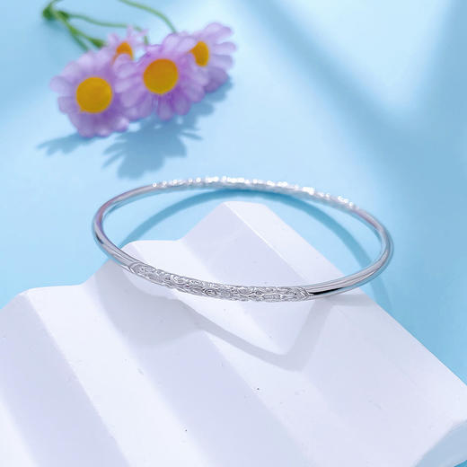 【限时8.8折】【线上铂金馆】PT950 【国际铂金协会】铂金实心固口手镯古风卷草纹圆管手镯（面宽约2.4-2.8mm）(BSZ00136)预售产品下单后不退款不退货不换货不补差价) 商品图1