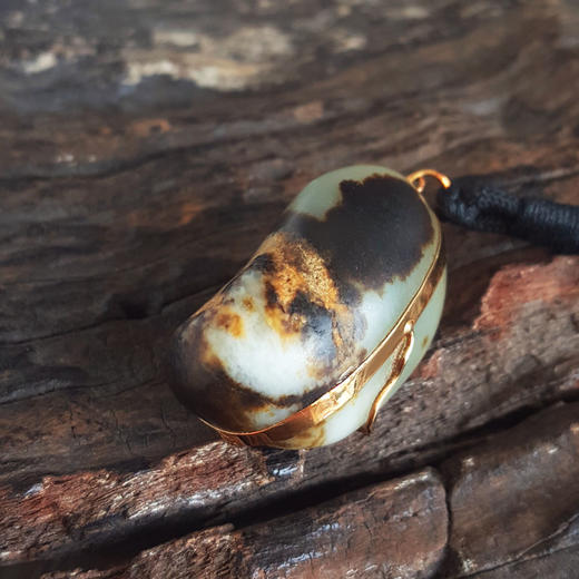 【天然正品】AU750黄金镶天然新疆籽料极油独籽随形和田玉吊坠项链41.9*21.9*20.7MM（皆取最大值）中性款现售价：2880！280325AH35 商品图3