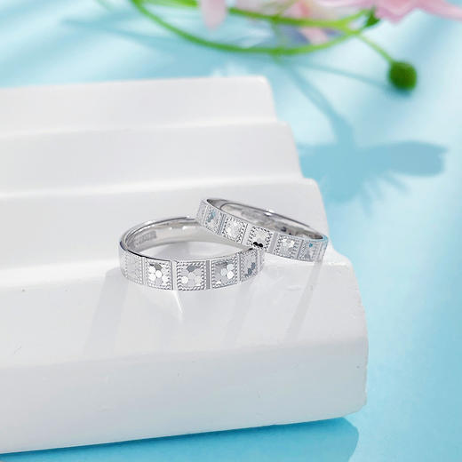 【限时8.8折】【线上铂金馆】PT950 #情侣日常 #婚庆 铂金实心活口戒指车花鱼鳞极简几何方块情侣戒对戒/对(PTQLJ00006)预售产品下单后不退款不退货不换货不补差价) 商品图1