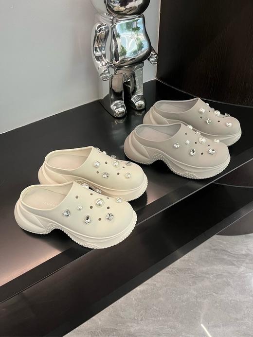 洞洞鞋的季节到❗️夏天懒人穿搭第一名❗️真皮版本的洞洞鞋，藏不住宝藏好物啦😍😍一眼就沦陷‼️  ✅帮面采用软面牛皮搭配进口捷克水钻，高级感十足  ✅头层猪皮垫脚，爽汗透气 吸汗防臭 拒绝闷脚 商品图6