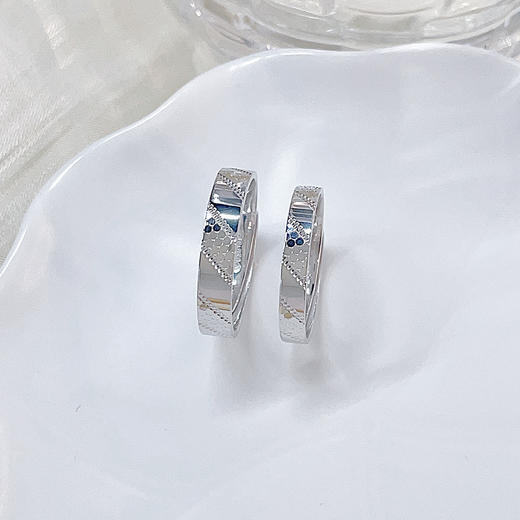 【限时8.8折】【线上铂金馆】PT950 #情侣日常 铂金实心活口戒指鱼鳞斜纹圈戒情侣戒对戒/对(PTQLJ00001)预售产品下单后不退款不退货不换货不补差价) 商品图1