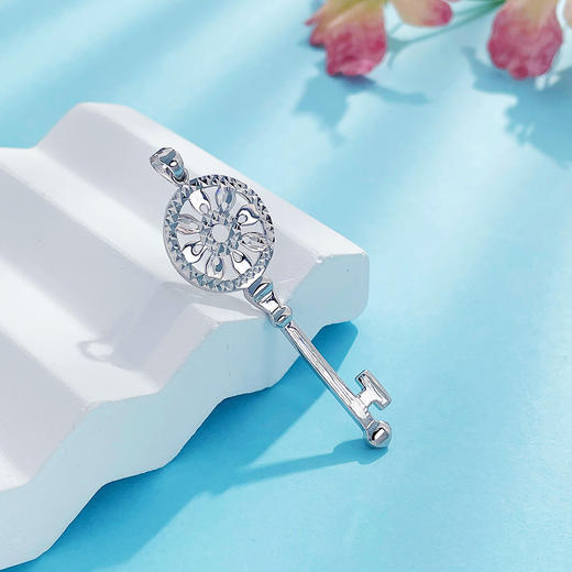 【限时8.8折】【线上铂金馆】PT950 铂金实心璀璨太阳花开心钥匙吊坠(PTDZ00003-1)预售产品下单后不退款不退货不换货不补差价) 商品图2