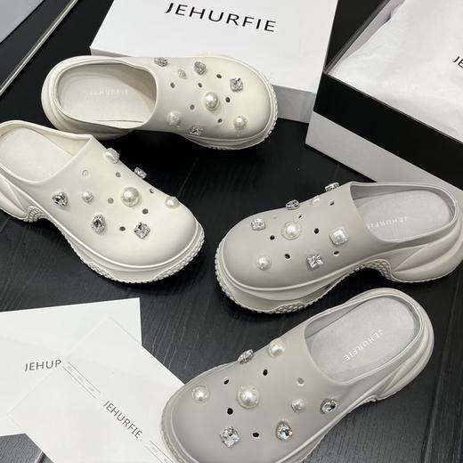 洞洞鞋的季节到❗️夏天懒人穿搭第一名❗️真皮版本的洞洞鞋，藏不住宝藏好物啦😍😍一眼就沦陷‼️  ✅帮面采用软面牛皮搭配进口捷克水钻，高级感十足  ✅头层猪皮垫脚，爽汗透气 吸汗防臭 拒绝闷脚 商品图1