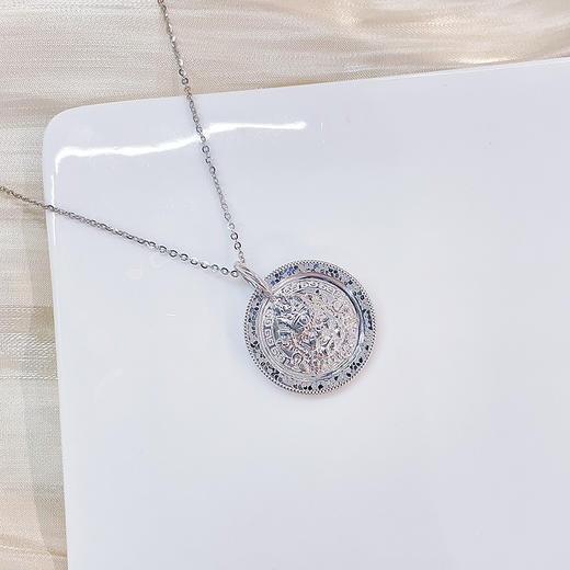 【限时8.8折】【线上铂金馆】PT950 #招财纳福 铂金实心倒模工艺财源滚滚黄财神圆牌吊坠（不含链）(PTDZ00015)预售产品下单后不退款不退货不换货不补差价) 商品图2