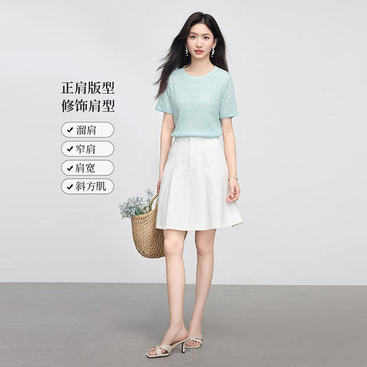 【周末秒杀】熙世界肌理皱感正肩圆领T恤女短袖通勤休闲体恤上衣2025夏季新款 商品图3