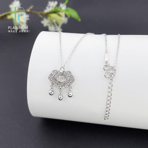 【限时8.8折】【线上铂金馆】PT950 【国际铂金协会】铂金调节镂空花丝福字铃铛锁包套链(BTL00195)预售产品下单后不退款不退货不换货不补差价) 商品图0