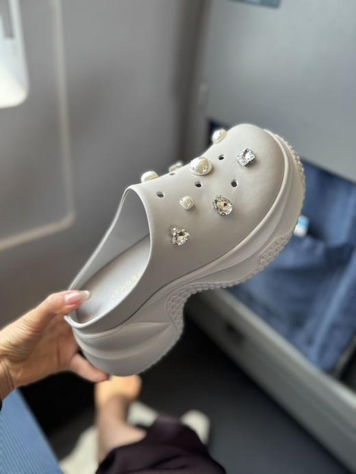 洞洞鞋的季节到❗️夏天懒人穿搭第一名❗️真皮版本的洞洞鞋，藏不住宝藏好物啦😍😍一眼就沦陷‼️  ✅帮面采用软面牛皮搭配进口捷克水钻，高级感十足  ✅头层猪皮垫脚，爽汗透气 吸汗防臭 拒绝闷脚 商品图3