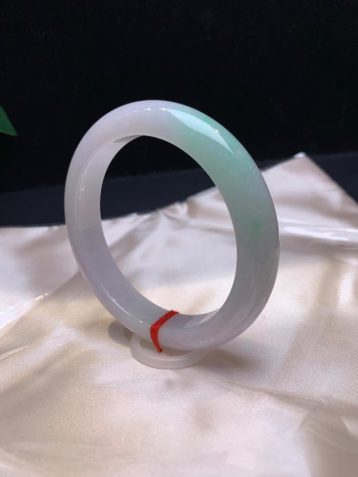 620060，60.7 带绿底手镯，整体底子非常细腻 一大截带绿底色，室内带淡紫，清新甜美 商品图3