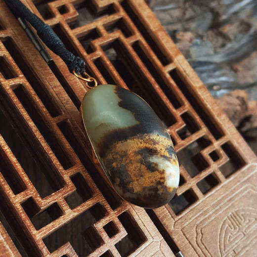 【天然正品】AU750黄金镶天然新疆籽料极油独籽随形和田玉吊坠项链41.9*21.9*20.7MM（皆取最大值）中性款现售价：2880！280325AH35 商品图6