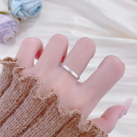【限时8.8折】【线上铂金馆】PT950 #固口戒指 #清新 【国际铂金协会  精品】铂金实心爱的轨迹鱼鳞纹圈戒线戒条戒(BJZ00205)预售产品下单后不退款不退货不换货不补差价) 商品图1