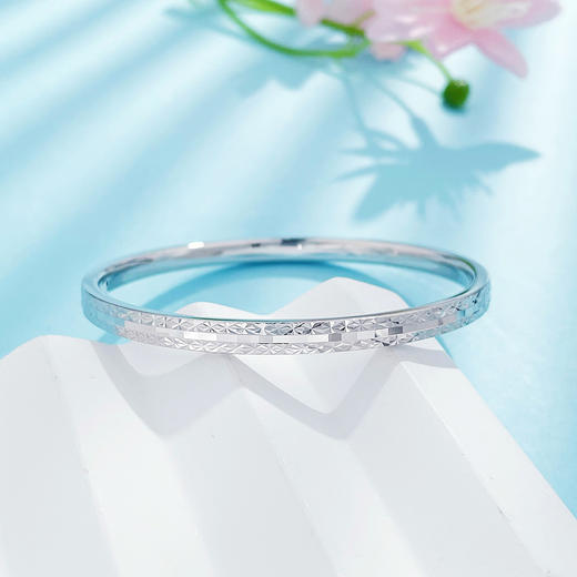 【限时8.8折】【线上铂金馆】PT950 铂金空心固口折面线条米字车花手镯（面宽约4.1-4.5mm，厚约2.9mm）(PTSZ00035)预售产品下单后不退款不退货不换货不补差价) 商品图0