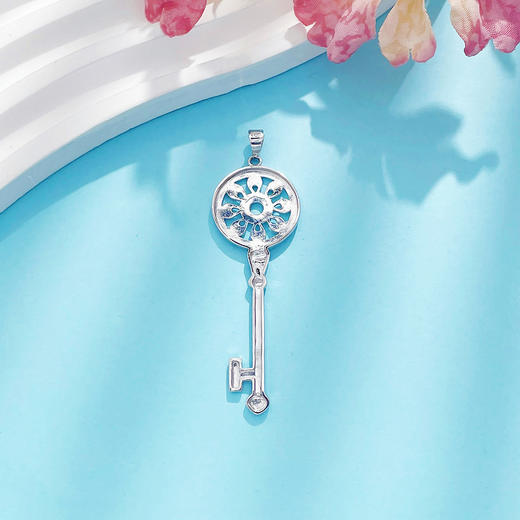 【限时8.8折】【线上铂金馆】PT950 铂金实心璀璨太阳花开心钥匙吊坠(PTDZ00003-1)预售产品下单后不退款不退货不换货不补差价) 商品图1