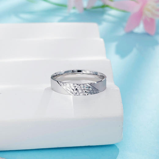 【限时8.8折】【线上铂金馆】PT950 铂金实心固口仿钻几何菱形面戒指圈戒（面宽约4.3-4.7mm）(PTJZ00050)预售产品下单后不退款不退货不换货不补差价) 商品图1
