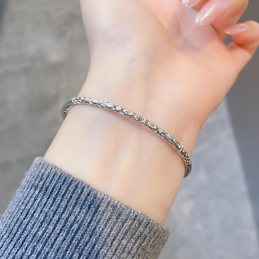 【限时8.8折】【线上铂金馆】PT950 【国际铂金协会】铂金实心固口手镯古风卷草纹圆管手镯（面宽约2.4-2.8mm）(BSZ00136)预售产品下单后不退款不退货不换货不补差价) 商品图3