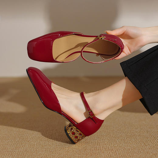 【预售5天】头层牛漆皮新款法式复古方头粗跟玛丽珍鞋女中空包头凉鞋ZF&25045 商品图0