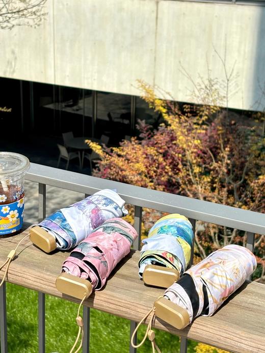 【三浦植造MINI油画胶囊伞】揣进口袋和手机一样小 真的好小巧 带着就出门 VUPF50+专业级防晒 硬核防晒√高密度黑胶伞布 根本晒不黑 有效阻隔99%紫外线 不透光 商品图0