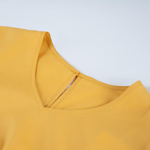 谜底连衣裙短袖2025夏季新款简约风V领纯色中长裙塔裙257ML7749 商品图3