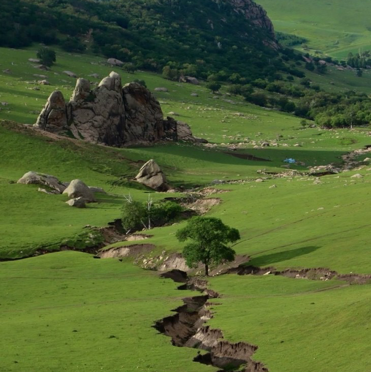 清明3天【大青山徒步 立减50元】漫步塞尔达の美林谷-大青山-勃隆克沙漠-三天徒步33公里
