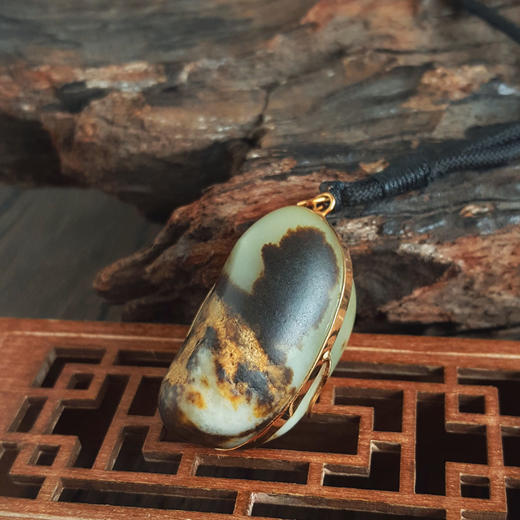 【天然正品】AU750黄金镶天然新疆籽料极油独籽随形和田玉吊坠项链41.9*21.9*20.7MM（皆取最大值）中性款现售价：2880！280325AH35 商品图7