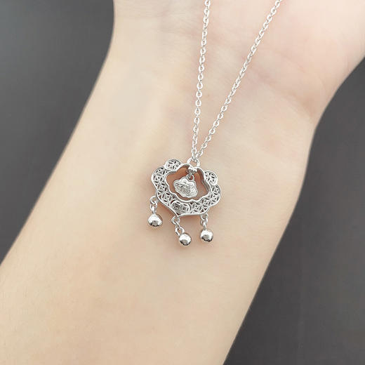 【限时8.8折】【线上铂金馆】PT950 【国际铂金协会】铂金调节镂空花丝福字铃铛锁包套链(BTL00195)预售产品下单后不退款不退货不换货不补差价) 商品图2