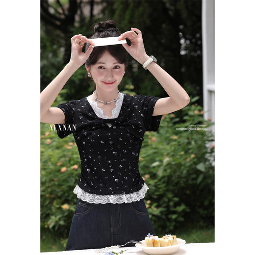 【65折秒杀】鹿向南「黑巧花园」正肩蕾丝边碎花短袖t恤夏季修身女上衣L558119 商品图2