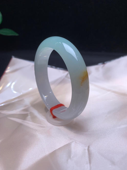 620063，52 冰润特色黄夹绿，条形好，一大截绿底，带特色黄翡，整条润润的，均匀干净 商品图2