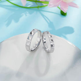 【限时8.8折】【线上铂金馆】PT950 #情侣日常 #婚庆 铂金实心活口戒指车花鱼鳞极简几何方块情侣戒对戒/对(PTQLJ00006)预售产品下单后不退款不退货不换货不补差价)