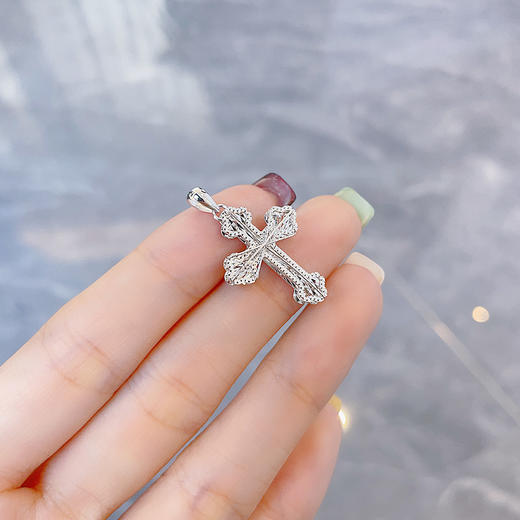 【限时8.8折】【线上铂金馆】PT950 #复古风 #绕线 【国际铂金协会  精品】铂金镂空绕线信仰守护十字架吊坠(BDZ00241)预售产品下单后不退款不退货不换货不补差价) 商品图4