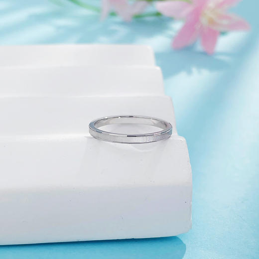 【限时8.8折】【线上铂金馆】PT950 铂金实心固口素圈戒指女戒线戒（面宽约1.7-2.1mm）(PTJZ00044)预售产品下单后不退款不退货不换货不补差价) 商品图1