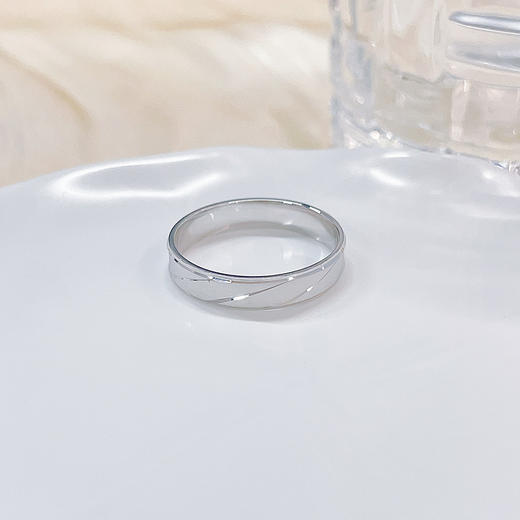 【限时8.8折】【线上铂金馆】PT950 铂金实心固口戒指INS风时尚极简斜纹戒指圈戒(PTJZ00025)预售产品下单后不退款不退货不换货不补差价) 商品图1