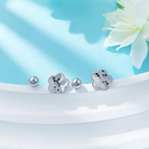 【限时8.8折】【线上铂金馆】PT950 铂金实心鱼鳞可拆螺丝U形幸运五瓣花耳饰耳钉(PTES00131)预售产品下单后不退款不退货不换货不补差价) 商品图1