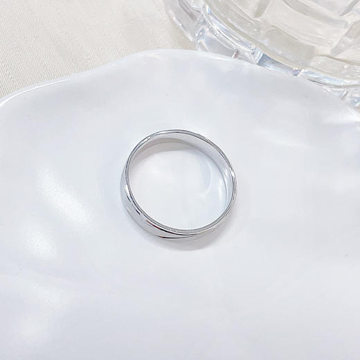 【限时8.8折】【线上铂金馆】PT950 铂金实心固口戒指INS风时尚极简斜纹戒指圈戒(PTJZ00025)预售产品下单后不退款不退货不换货不补差价) 商品图3