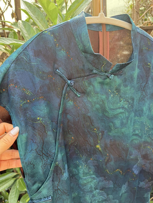 526-6 高端顾客入 非遗红云纱  黛蓝色星空🌌💙长款短袖小衫 气韵高雅 自带小空调 商品图7