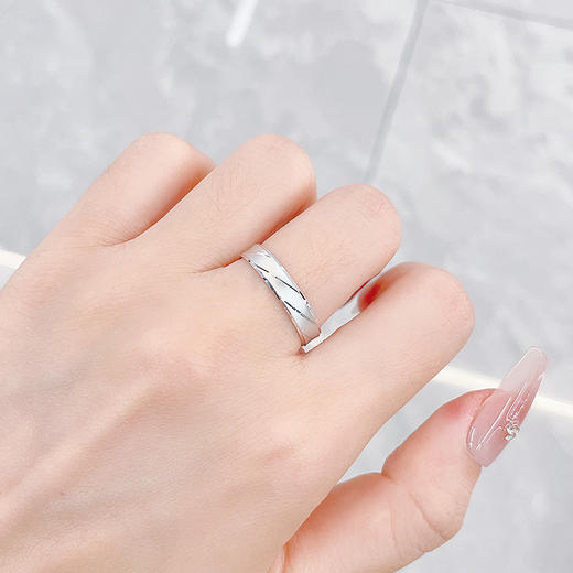 【限时8.8折】【线上铂金馆】PT950 铂金实心固口戒指INS风时尚极简斜纹戒指圈戒(PTJZ00025)预售产品下单后不退款不退货不换货不补差价) 商品图0