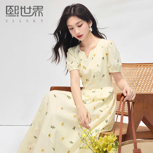 【专属特价】熙世界刺绣碎花连衣裙女短袖2025夏日新款法式显瘦收腰a字中长裙 商品图0