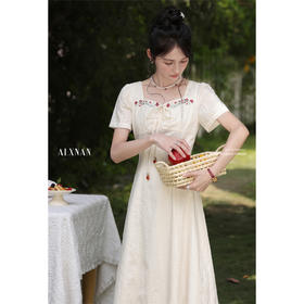 鹿向南「轻氧初夏」气质杏色法式短袖连衣裙女显瘦方领长A字裙夏