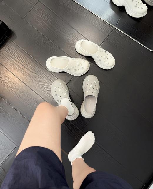 洞洞鞋的季节到❗️夏天懒人穿搭第一名❗️真皮版本的洞洞鞋，藏不住宝藏好物啦😍😍一眼就沦陷‼️  ✅帮面采用软面牛皮搭配进口捷克水钻，高级感十足  ✅头层猪皮垫脚，爽汗透气 吸汗防臭 拒绝闷脚 商品图2