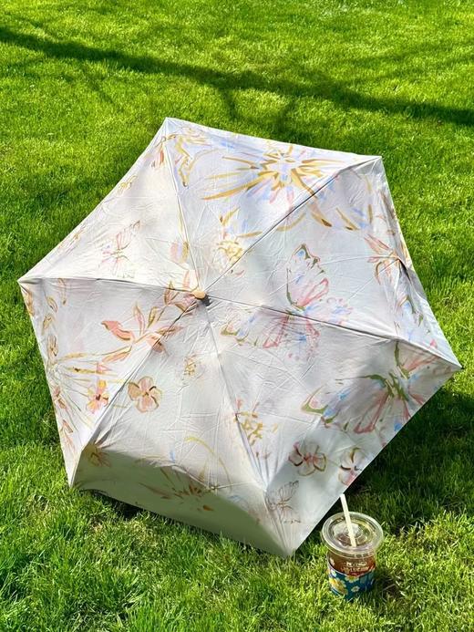 【三浦植造MINI油画胶囊伞】揣进口袋和手机一样小 真的好小巧 带着就出门 VUPF50+专业级防晒 硬核防晒√高密度黑胶伞布 根本晒不黑 有效阻隔99%紫外线 不透光 商品图5